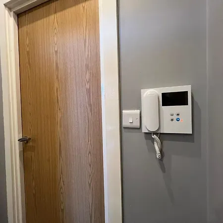 1 Bed Close To Leeds Arena Sleeps Up To 4 People F3 *